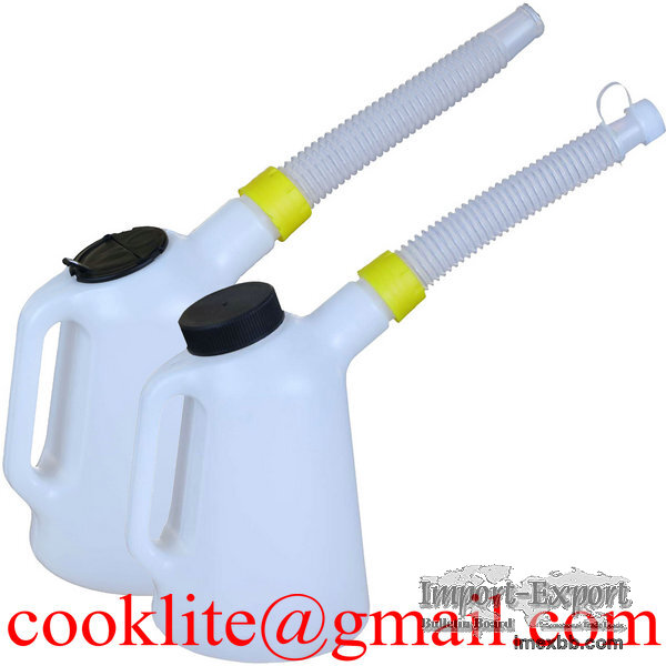 Plastikowy dzbanek z miarka oraz elastycznym lejkiem 1L