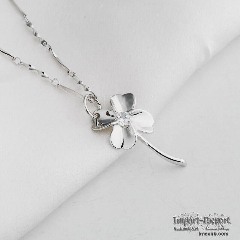 Clover Necklace flower necklace Simple design